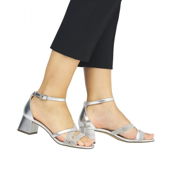 Sandale mode femme talon carré fermeture velcro chaussant normal REMONTE coloris argent/strass. Vue de deux chaussures portées.