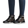 Basket montante femme souple style urbain semelle compensée lacet + zip REMONTE vernis noir / marron multi. Vue de deux chaussures portées.