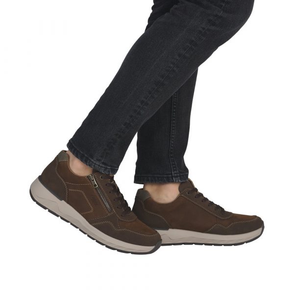 Chaussure homme Cuir lisse Lacet + fermeture éclair Grande largeur RIEKER 11500 coloris marron. Vue d'ensemble de deux chaussures portées.