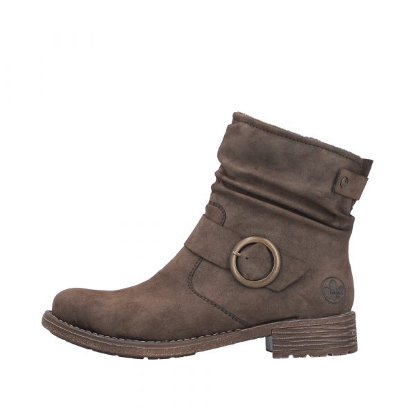 Bottines femme Talon carré plat Faux cuir souple Chaussant confort RIEKER 79454-25 coloris marron chocolat. Vue du côté extérieur d'une chaussure gauche faisant apparaître la boucle décorative sur la bride.