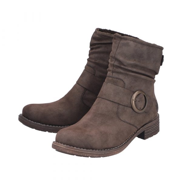 Bottines femme Talon carré plat Faux cuir souple Chaussant confort RIEKER 79454-25 coloris marron chocolat. Vue d'ensemble de deux chaussures faisant apparaître le plissé au niveau de la cheville.