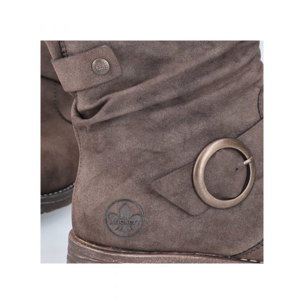 Bottines femme Talon carré plat Faux cuir souple Chaussant confort RIEKER 79454-25 coloris marron chocolat. Vue du décor : boucle métallique et logo visibles au niveau du talon d'une chaussure droite.