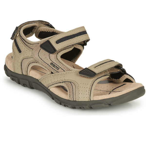 Sandales homme Trois velcros Nu pied Semelle respirante Forme ergonomique GEOX coloris beige sable. Vue d'ensemble de biais d'une chaussure droite