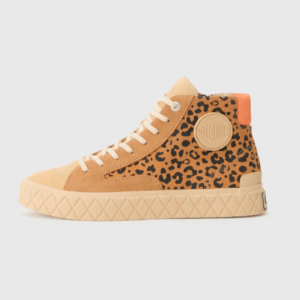 Baskets montantes femme Dessus cuir Fermeture éclair+lacet Talon plat PALLADIUM Palla Ace Chukka Coloris camel imprimé léopard. Vue du profil extérieur d'une chaussure gauche montrant le logo de la marque embossé sur la tige.