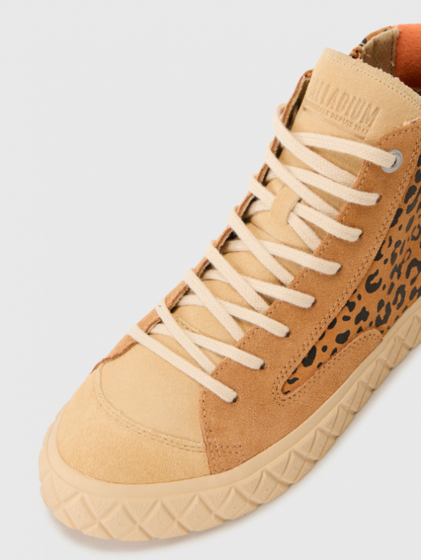 Baskets montantes femme Dessus cuir Fermeture éclair+lacet Talon plat PALLADIUM Palla Ace Chukka Coloris camel imprimé léopard. Vue de près d'une chaussure gauche montrant le lacet, l'imprimé et l'œillet métallique.