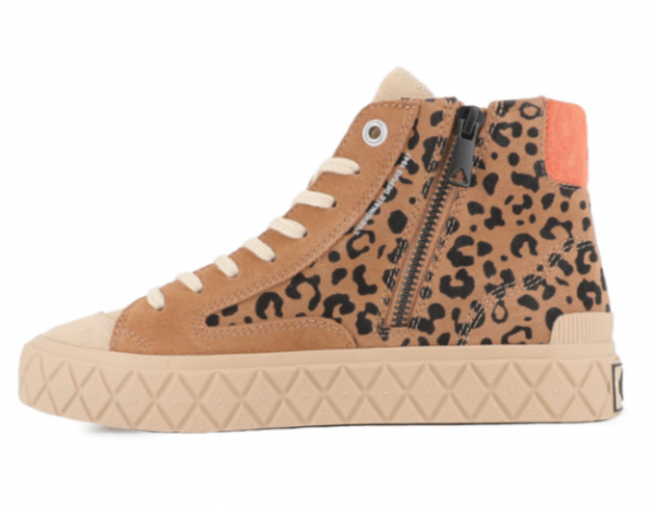 Baskets montantes femme Dessus cuir Fermeture éclair+lacet Talon plat PALLADIUM Palla Ace Chukka Coloris camel imprimé léopard. Vue du profil extérieur d'une chaussure gauche montrant la fermeture éclair verticale sur la tige.