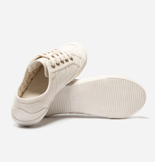 Tennis plat toile femme Semelle antidérapante caoutchouc Lacet TBS OPIACE coloris beige (lin). Vue de deux chaussures.