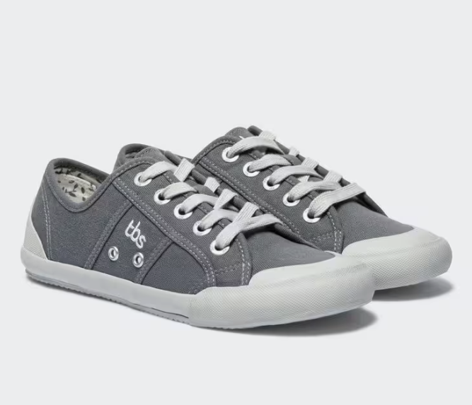 Tennis plat toile femme Semelle antidérapante caoutchouc Lacet TBS OPIACE coloris gris bitume. Vue d'ensemble de biais de deux chaussures.