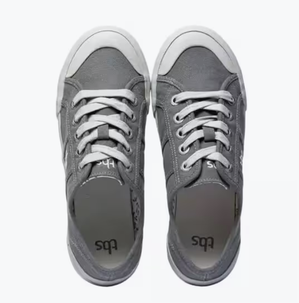 Tennis plat toile femme Semelle antidérapante caoutchouc Lacet TBS OPIACE coloris gris (bitume). Vue d'ensemble de dessus de deux chaussures.