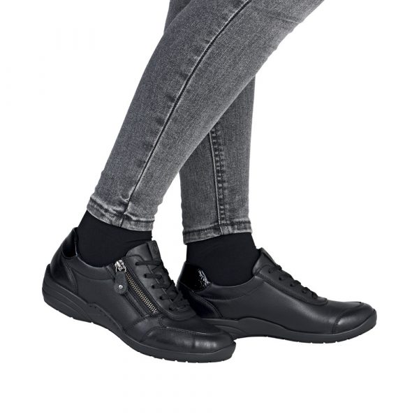 Chaussure basse Femme Matière stretch Talon compensé Lacet+zip Chaussant extra large REMONTE 7637-05 Coloris noir. Vue de profil de deux chaussures portées.