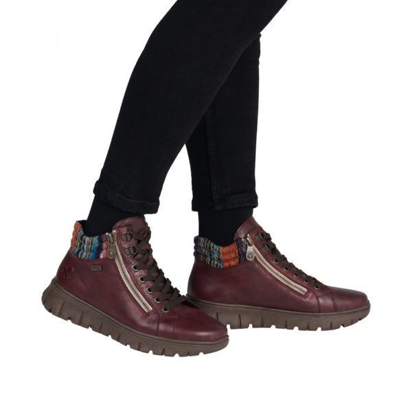 Baskets femme Cuir souple Imperméable Semelle épaisse Chaussant large Empiècement multicolore RIEKER N1305-35 coloris bordeaux. Vue de profil de deux chaussures portées.