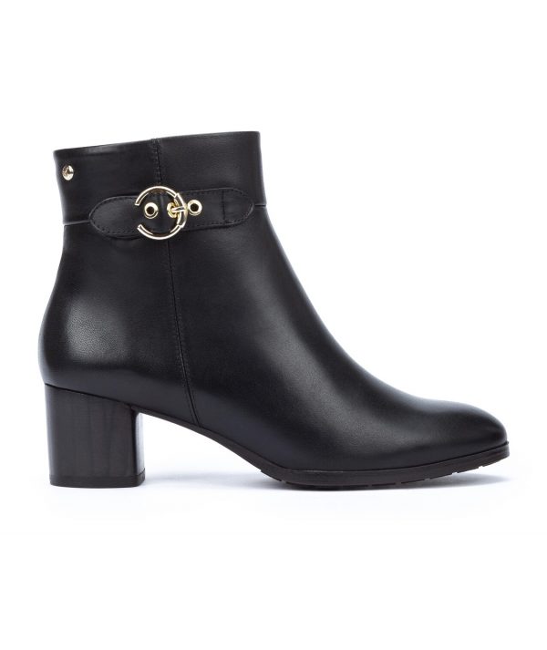 Bottine cuir femme Talon décroché Dessus sans couture Doublure cuir Bout en amande PIKOLINOS Calafat W1Z-8588 Coloris noir. Vue du profil extérieur d'une chaussure droite faisant apparaître la bride avec boucle décorative.