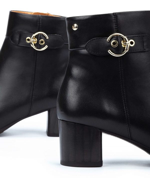 Bottine cuir femme Talon décroché Dessus sans couture Doublure cuir Bout en amande PIKOLINOS Calafat W1Z-8588 Coloris noir. Vue de la boucle décorative de deux chaussures.
