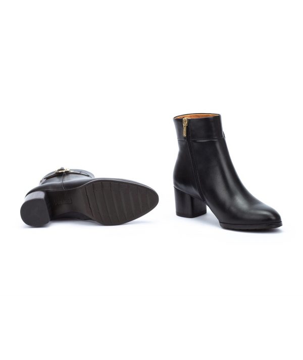 Bottine cuir femme Talon décroché Dessus sans couture Doublure cuir Bout en amande PIKOLINOS Calafat W1Z-8588 Coloris noir. Vue d'ensemble de deux chaussures. Chaussure gauche vue du côté intérieur. Vue de la semelle de dessous de la chaussure droite.