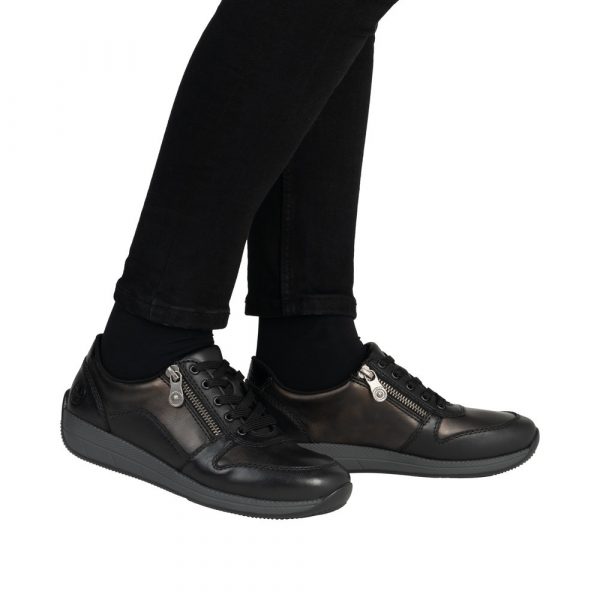 Tennis femme Lacets + fermeture éclair Talon compensé Cuir très souple Grande largeur REMONTE N1100-25 coloris noir. Vue de profil de deux chaussures portées.