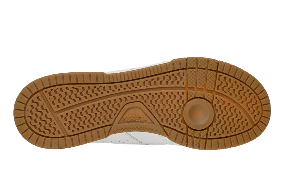 Tennis homme Dessus cuir Système slip-ins Lacets Semelle intérieure à mémoire de forme SKECHERS Coloris blanc cassé. Vue de dessous de la semelle d'une chaussure droite.