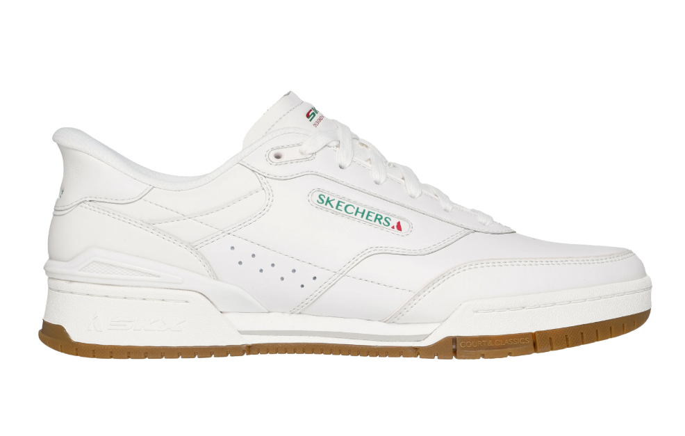 Tennis homme Dessus cuir Système slip-ins Lacets Semelle intérieure à mémoire de forme SKECHERS Coloris blanc cassé. Vue du profil extérieur d'une chaussure droite faisant apparaître le logo de la marque.