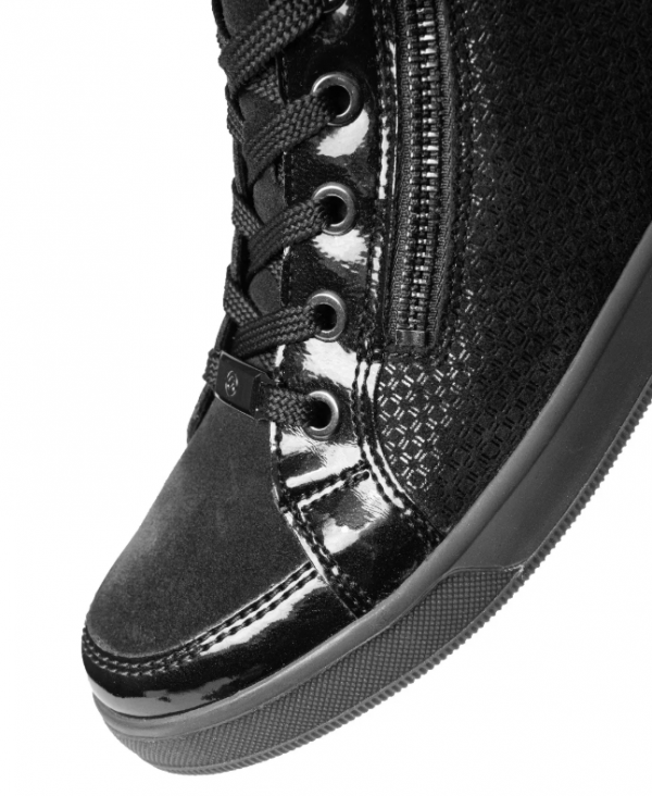 Bottine femme Cuir Semelle plate Fermeture par zip + lacets Talon compensé ARA 1224499-31 Coloris noir vernis noir. Vue de près des détails de l'avant d'une chaussure gauche faisant apparaître le relief du décor.