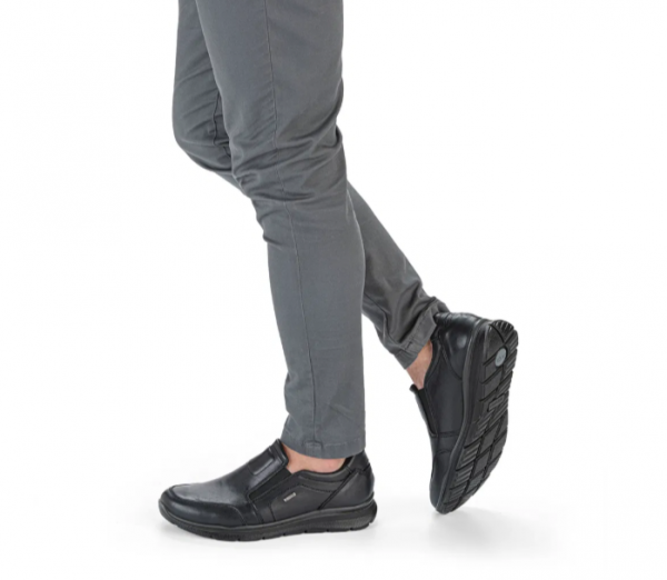 Mocassin homme Élastiqué côtés Membrane GORE TEX imperméable Doublure chaude ARA Benjo Coloris noir. Vue de deux chaussures portées.