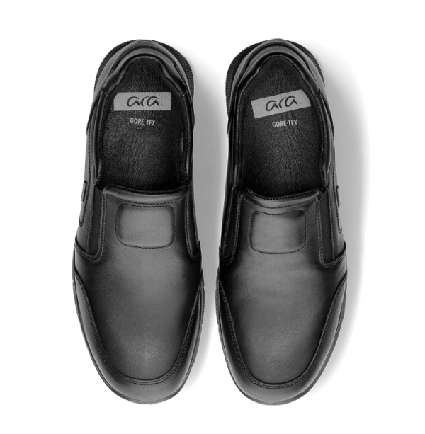 Mocassin homme Élastiqué côtés Membrane GORE TEX imperméable Doublure chaude ARA Benjo Coloris noir. Vue de dessus de deux chaussures montrant la mention "gore tex".