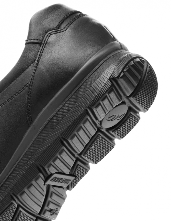 Mocassin homme Élastiqué côtés Membrane GORE TEX imperméable Doublure chaude ARA Benjo Coloris noir. Vue de très prés du talon et d'une partie de la semelle faisant apparaître les crampons d'une chaussure.