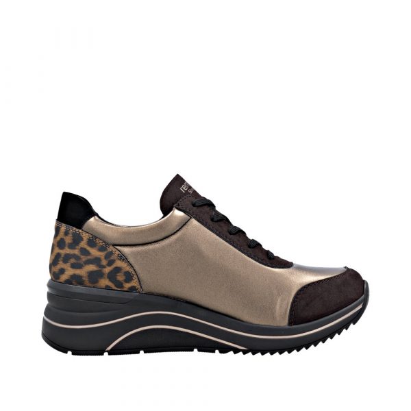 Tennis femme Matière stretch Talon compensé Lacet + fermeture éclair REMONTE coloris marron bronze imprimé léopard. Vue du profil intérieur d'une chaussure gauche faisant apparaître l'imprimé léopard au niveau du talon.
