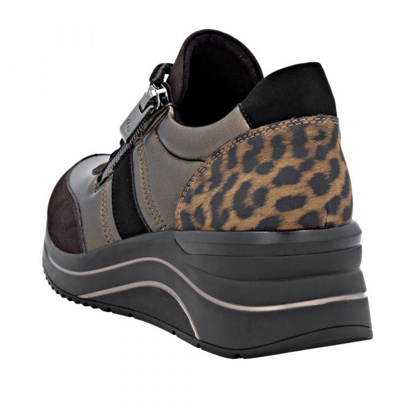 Tennis femme Matière stretch Talon compensé Lacet + fermeture éclair REMONTE coloris marron bronze imprimé léopard. Vue du profil intérieur d'une chaussure gauche montrant la hauteur du talon.