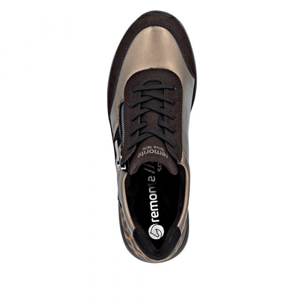 Tennis femme Matière stretch Talon compensé Lacet + fermeture éclair REMONTE coloris marron bronze imprimé léopard. Vue du profil intérieur d'une chaussure gauche faisant apparaître la semelle intérieure.