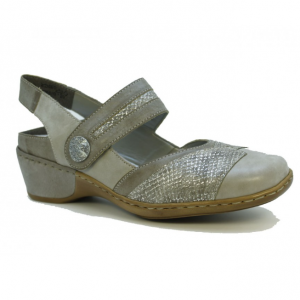 Sandale femme Talon compensé fermé devant Nu-pied dame Velcro Semelle intérieure souple RIEKER 47176 coloris beige. Vue de biais d'une chaussure droite.