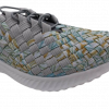 Chaussure extensible basket basse femme Tressé élastique à enfiler ROCK SPRING 3 coloris gris métal, beige ou vert métal. Vue des détails du tressage d'une chaussure droite.