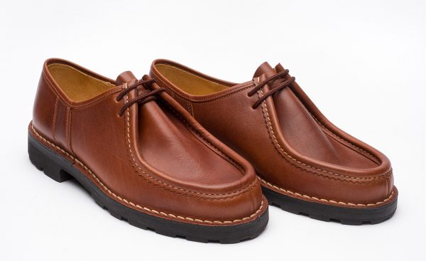 Chaussures basses homme en cuir à lacets semelle crantée GATINE Megève marron. Vue d'ensemble de deux chaussures.
