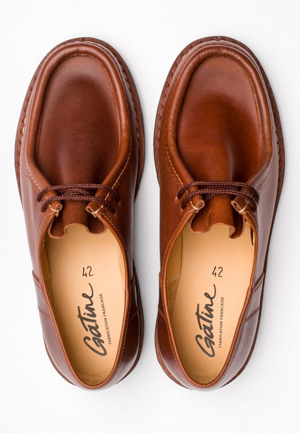 Chaussures basses homme en cuir à lacets semelle crantée GATINE Megève marron. vue de dessus de deux chaussures
