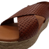 Sandale cuir femme semelle plateforme compensée larges brides croisées coloris camel EVA FRUTOS. Vue de prés des détails d'une chaussure gauche.