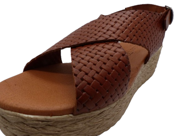 Sandale cuir femme semelle plateforme compensée larges brides croisées coloris camel EVA FRUTOS. Vue de prés des détails d'une chaussure gauche.