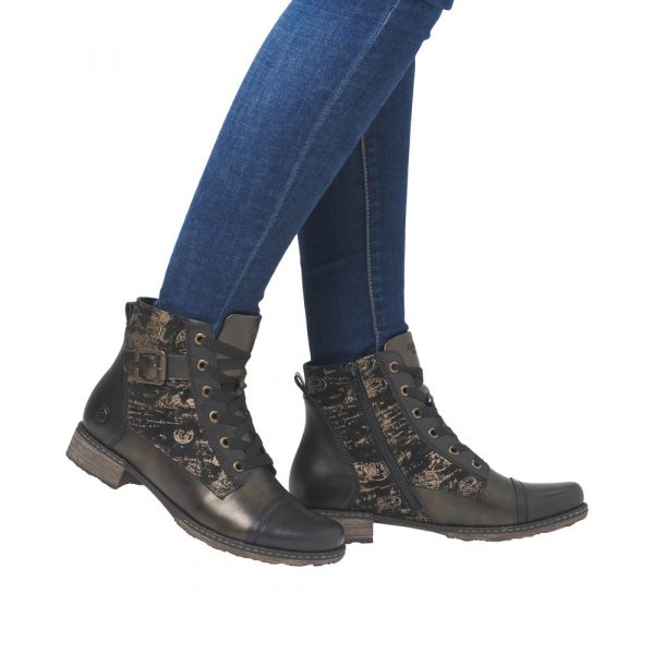 Bottines femme Faux cuir Membrane tex imperméable et respirante Fermeture lacet +zip REMONTE D4381-03 coloris noir / bronze. Vue d'ensemble de deux chaussures portées.