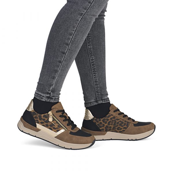 Tennis femme, grande largeur, fermeture à lacets+zip, semelle compensée RIEKER 58902 marron / noir / léopard / doré. Vue d'ensemble de deux chaussures portées.