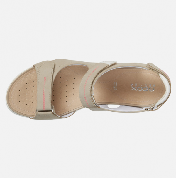 Sandale femme Trois velcros Semelle intérieure cuir nu-pied dame Talon plat GEOX VEGA coloris beige. Vue de dessus, montrant la semelle intérieur, d'une chaussure droite.