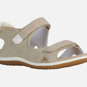 Sandale femme Trois velcros Semelle intérieure cuir nu-pied dame Talon plat GEOX VEGA coloris beige. Vue d'ensemble de biais d'une chaussure droite.