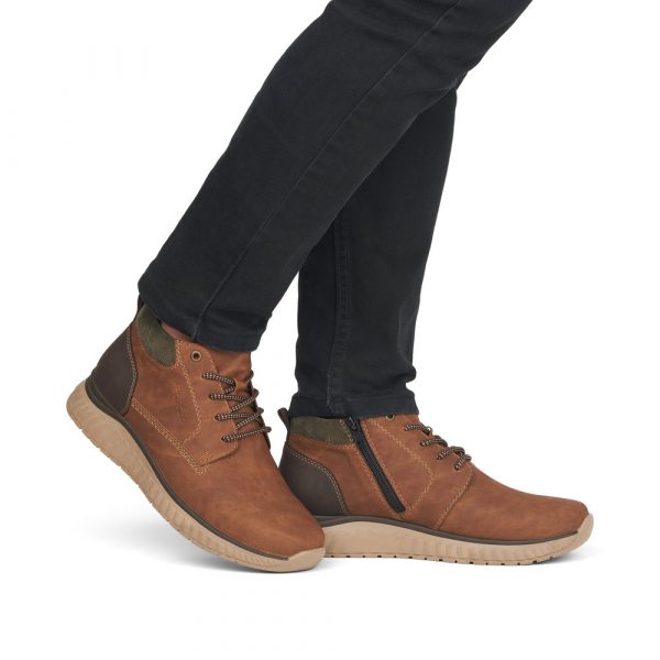 Boots homme mode lacets + zip doublure velours semelle épaisse RIEKER B0603-24 marron. Vue arrière chaussure gauche. Vue chaussures portées.