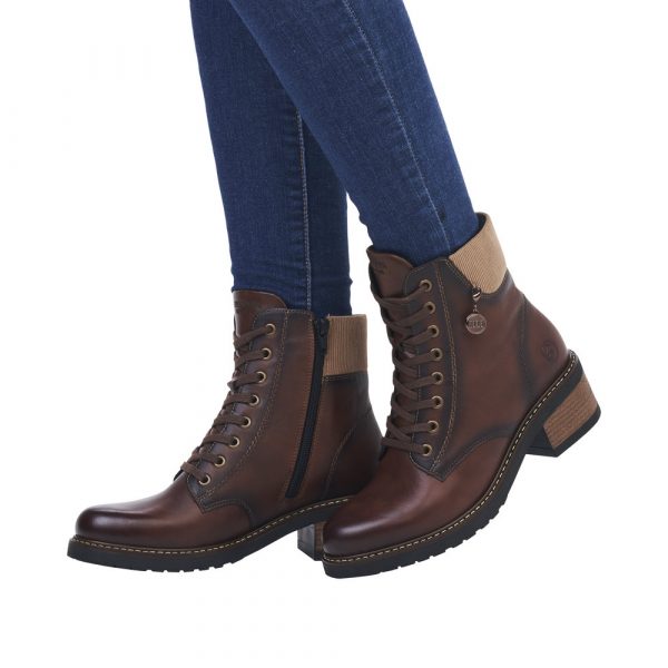 Boots cuir femme à lacets+ zip petit talon doublure chaude REMONTE coloris marron nuancé. Vue portées, deux pieds