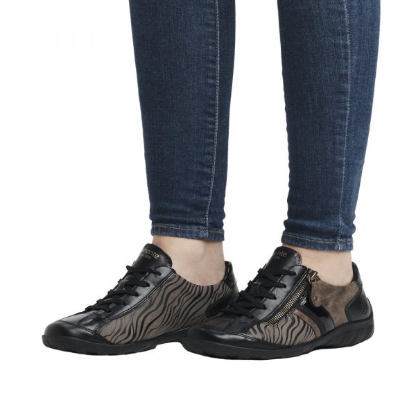 Baskets femme très souples lacets + zip talon plat REMONTE noir/bronze. Vue des chaussures portées.
