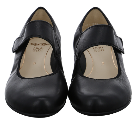 Chaussures cuir forme babies bride velcro femme petit talon carré ARA noir. vue d'ensemble deux chaussures.