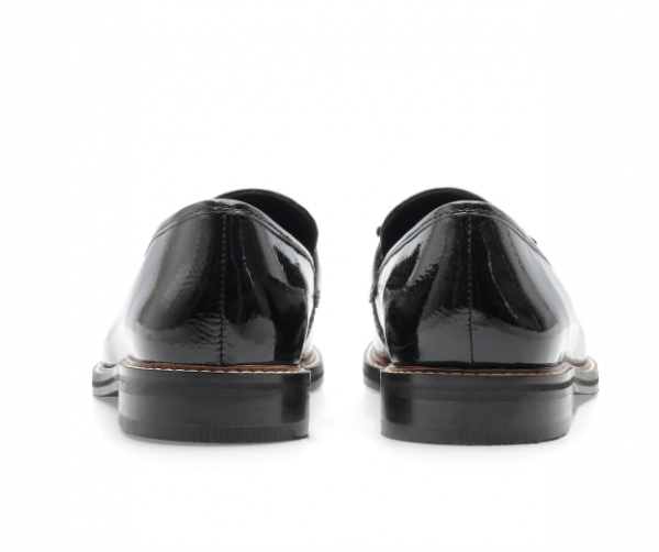 Mocassin femme cuir petit talon carré décor chaîne fantaisie ARA vernis noir. Vue arrière des deux chaussures.