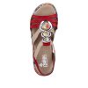 Sandale femme lanières rouge élastique côtés beige talon compensé RIEKER. Vue arrière d'une sandale gauche.