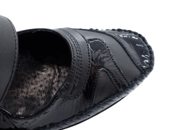 Chaussures femme talon compensé cuir double cuir bride velcro cousue main PEDI GIRL noir vernis noir. Vue de dessus de l'avant d'une chaussure droite.