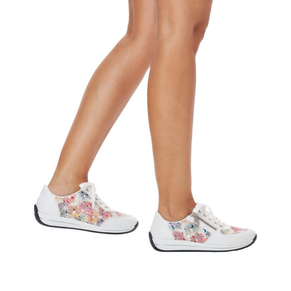 Chaussure femme largeur confort fermeture éclair et lacet semelle compensée RIEKER coloris blanc empiècements multicolore. Vue de deux chaussures portées.