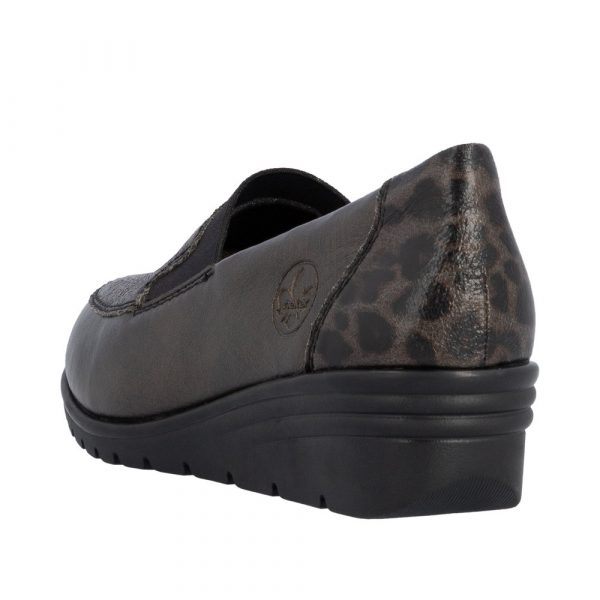 Mocassin femme Talon compensé Côtés élastiqués Dessus cuir Doublure textile RIEKER L5351-90 Coloris marron bronze. Vue d'ensemble de biais de l'arrière d'une chaussure gauche montrant la hauteur et le motif léopard du talon.