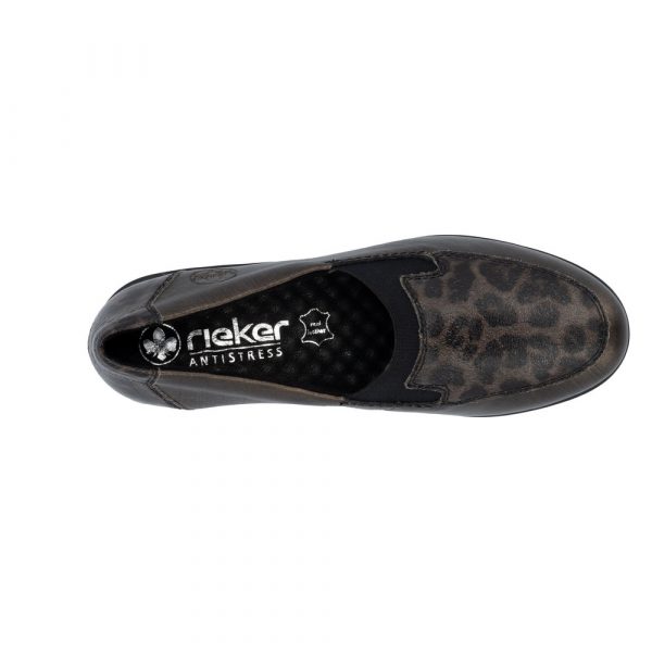 Mocassin femme Talon compensé Côtés élastiqués Dessus cuir Doublure textile RIEKER L5351-90 Coloris marron bronze. Vue de dessus d'une chaussure gauche permettant d'apercevoir la semelle intérieure ainsi que le motif léopard du plateau.