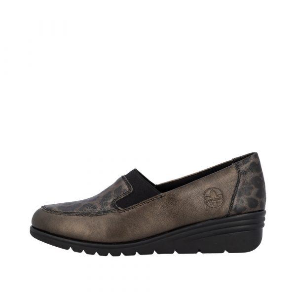 Mocassin femme Talon compensé Côtés élastiqués Dessus cuir Doublure textile RIEKER L5351-90 Coloris marron bronze. Vue du côté extérieur d'une chaussure gauche montrant le logo de la marque.