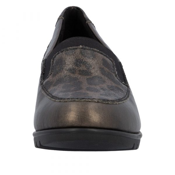 Mocassin femme Talon compensé Côtés élastiqués Dessus cuir Doublure textile RIEKER L5351-90 Coloris marron bronze. Vue d'ensemble de biais de l'arrière d'une chaussure gauche montrant le motif léopard du dessus.